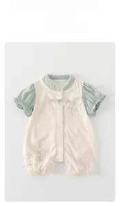 Vue détaillée d'une barboteuse chinoise pour bébé avec fleurs et boutons grenouille