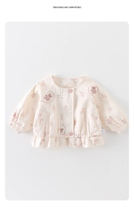 Détail du cardigan bébé fille avec motifs fleurs et oursons et ourlet à volants doux