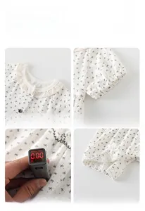 Détails d'un barboteuse bébé avec col en dentelle et tissu en coton sans agent fluorescent
