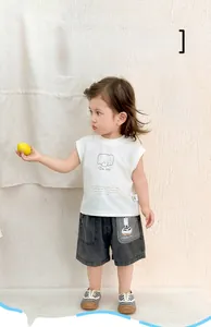 Dettaglio del set estivo per neonato con canotta con elefante e pantaloncini di jeans