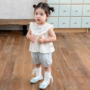 Floral sleeveless girls' top with ruffle collar and light blue bubble shorts set
