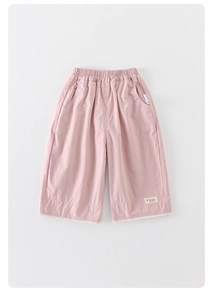 Détail du pantalon rose en coton pour bébé avec taille élastique et bordure en dentelle