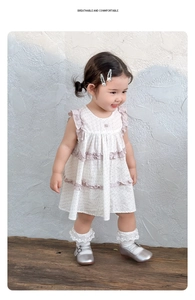 Détail de la robe en coton à fleurs avec volants multicouches et manches papillon