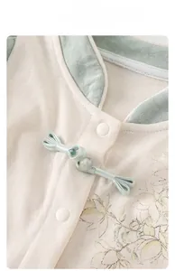 Détail d'un barboteuse pour bébé avec boutons traditionnels chinois et motif floral