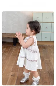 Détails de la robe blanche sans manches pour fille avec volants et bordures en dentelle