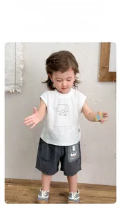 Dettaglio completo estivo bimbo con t-shirt elefante e pantaloncini casual grigi