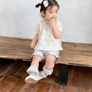 Mädchen Sommer Outfit mit Spitzenoberteil und lila Shorts mit Rüschenbesatz