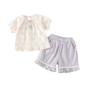 Mädchen Sommer-Set mit Kurzarm-Blumenshirt und lila Shorts mit Rüschensaum