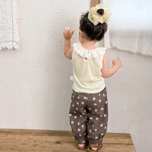 Baby girl summer set with lace collar sleeveless top and floral pants in Korean style