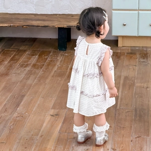 Robe sans manches à fleurs pour filles en coton avec volants étagés et détails en dentelle