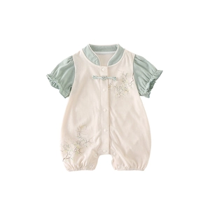 Barboteuse chinoise pour bébé avec motif de magnolia et volants vert clair élégants
