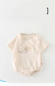 Détail du body bébé en coton avec broderie lion et boutons-pression latéraux pratiques