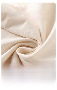 Gros plan sur le tissu en coton côtelé doux montrant sa texture respirante