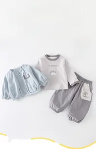 Vue détaillée à plat d'un ensemble trois pièces pour bébé avec veste et pantalon