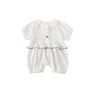 Barboteuse fleurie pour bébé fille avec col en dentelle et volants sur fond blanc