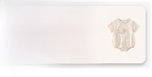 Détail de la barboteuse en coton pour bébé avec un motif de lion imprimé mignon
