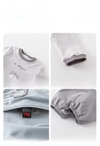 Détails d'un costume en coton pour tout-petit avec col côtelé sans fluorescent et poignets