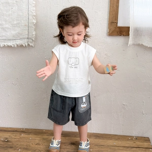Set estivo bimbo con maglietta bianca elefante e pantaloncini in denim grigio stile