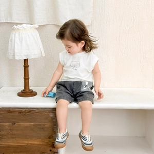 Set estivo per neonato con t-shirt bianca stampa elefante, pantaloncini e scarpe a righe