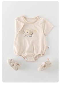 Détail d'un barboteuse bébé en coton à manches courtes avec broderie lion et boutons-pression