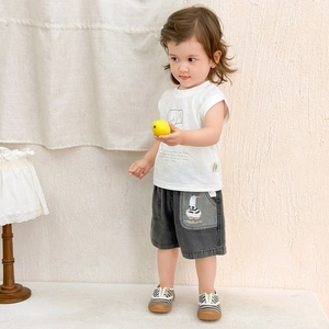 Completo estivo da neonato in cotone con maglietta bianca e pantaloncini grigi