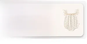 Détail d'un body floral pour bébé avec volants et un nœud rose orné d'une perle