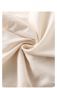 Gros plan sur la texture en coton doux et respirant du body d'été pour nouveau-né