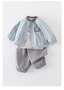 Détails de l'ensemble 3 pièces pour garçon avec veste bleue et t-shirt pingouin