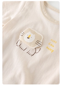 Détail d'un body bébé en coton avec applique lion 3D en peluche et texte mignon