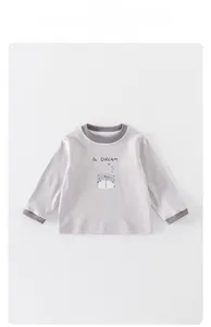 Détail du haut en coton gris-violet avec imprimé ours et poignets en maille côtelée