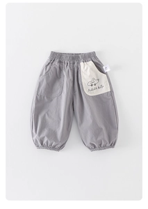 Détail du pantalon en coton gris pour enfant avec taille élastique et poche auto