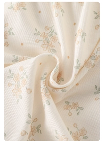 Détail du tissu en maille crème douce avec imprimé floral pour bodies bébé
