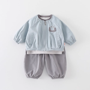 Ensemble décontracté pour garçons avec veste bleu clair et pantalon de jogging gris