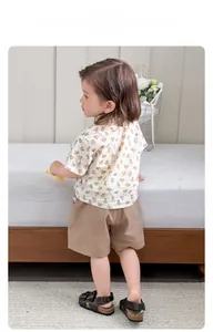 Dettaglio completo estivo per bimbi con camicia a orsetti e pantaloncini