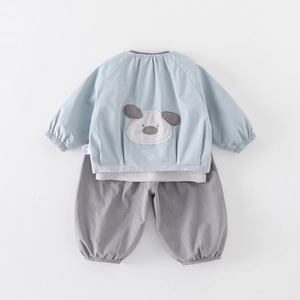 Ensemble coton pour bébé garçon avec haut bleu clair et pantalon gris décontracté