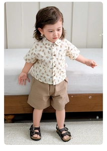Dettaglio completo estivo per bambini con camicia stampa orso e pantaloncini kaki