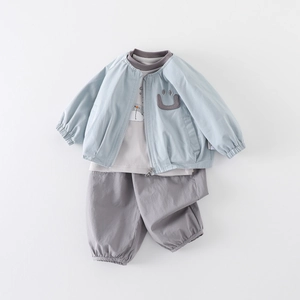 Ensemble 3 pièces pour bébés avec veste bleu clair, t-shirt gris et pantalon décontracté
