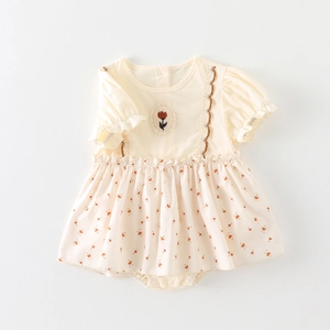 Pagliaccetto neonata a maniche corte con ricamo a tulipano e gonna floreale beige