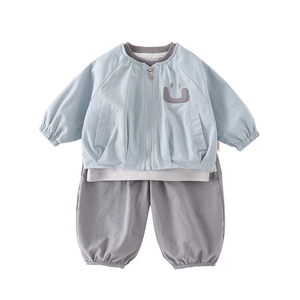 Ensemble trois pièces bébé garçon avec veste bleu clair et pantalon gris décontracté