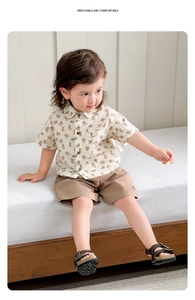 Vista dettagliata del set estivo per bambino camicia beige con animali e pantaloncini marroni