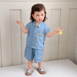 Completo estivo per bambino con camicia blu a maniche corte, pantaloncini e ricamo di animali