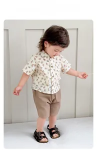 Dettaglio del set estivo da bambino in cotone con camicia a orsetti e pantaloncini