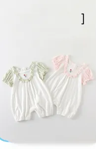 Détails de broderie florale et tissu jacquard respirant sur barboteuse bébé