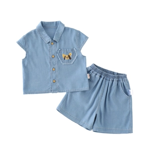 Completo estivo bimbo in denim azzurro con toppa a cucciolo e bottoni legno