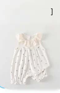 Detailaufnahme von Baby-Einteiler mit Blumenmuster, Spitzenkragen und Druckknöpfen