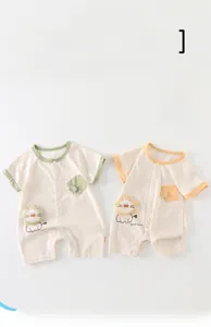 Vue détaillée de barboteuses en coton pour bébé à manches courtes avec broderie de lion