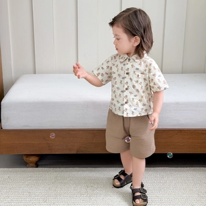 Completo estivo due pezzi con camicia stampa orsetto e pantaloncini casual per bambini