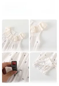 Detailansicht des Blumen-Baby-Stramplers mit Spitze, Druckknöpfen und sicherem Stoff