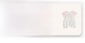 Détail du barboteuse d'été pour bébé avec col à volants rose et broderie florale délicate