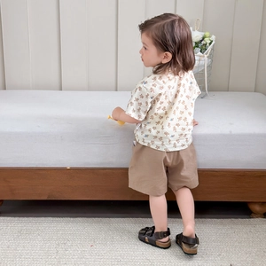 Completo estivo da bambino con camicia a maniche corte stampata e pantaloncini kaki